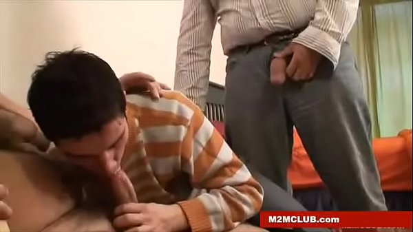 Papis calientes se cogen a un joven