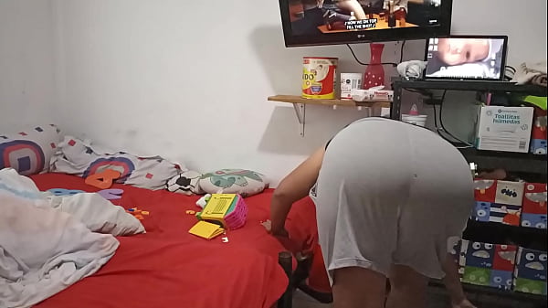 Se&ntilde;ora de la limpieza en tanga limpia en el cuarto