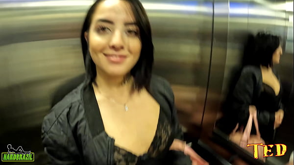 Enquanto ela se prepara a c&acirc;mera registra tudo