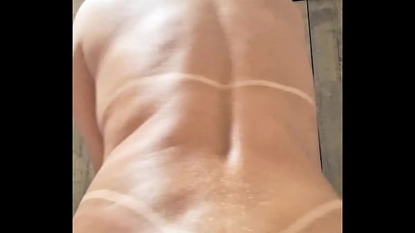 Chupando e enfiando consolo de bolinhas na buceta. Quem quiser fazer igual, ao vivo, &eacute; s&oacute; marcar um encontro