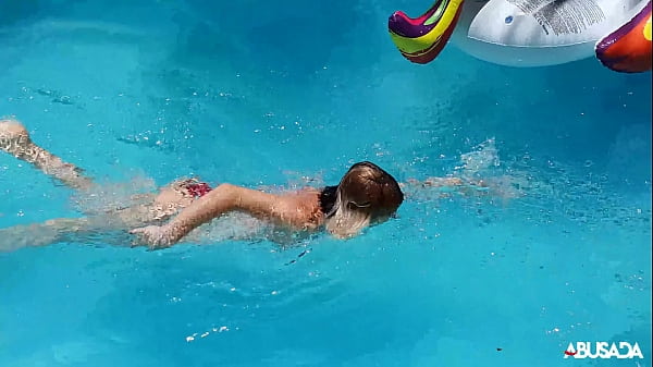 A menina ficou feliz com o brinquedo que ganhou