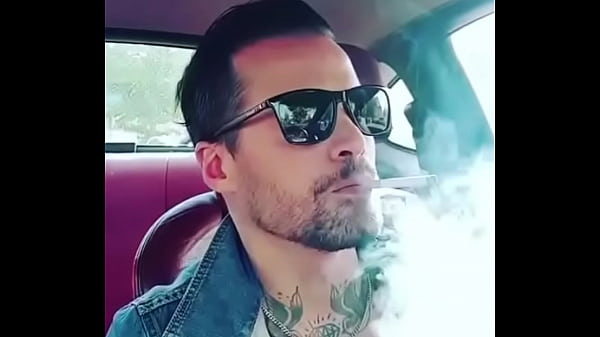 Jovem fuma dentro de autom&oacute;vel 