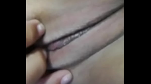 Linda rubia se masturba esperando ser penetrada  