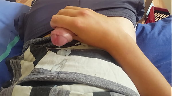 Geile jongen gaat spuiten