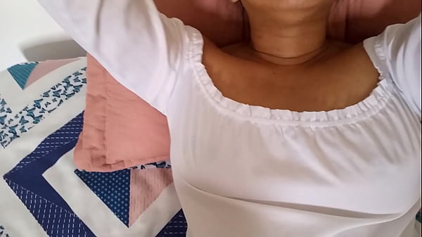 SANTO CRISTO !! LA PUTA MEXICANA SE HACE SQUIRTING HASTA QUE LE SALE LA LECHE DENTRO DEL CO&Ntilde;O