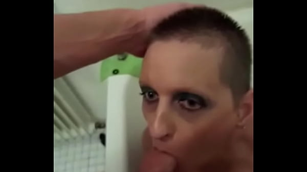 Deutsche MILF Sandra kehlenfick im Badezimmer