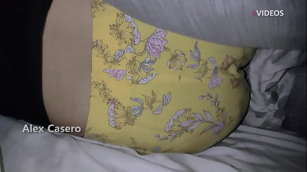 VEO SOLA A LA HERMANASTRA DE MI MEJOR AMIGO ESTA BIEN RICA Y ME FOLLO SU CULO