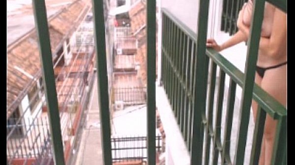 desnuda en el balcon
