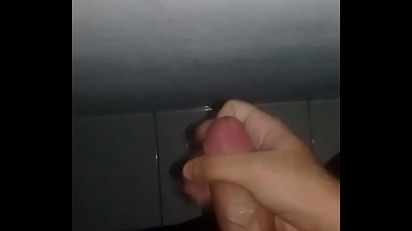 Piroca bicolor gosando bem gostoso novinho n&atilde;o se aguenta nessa quarentena e bate uma punheta  