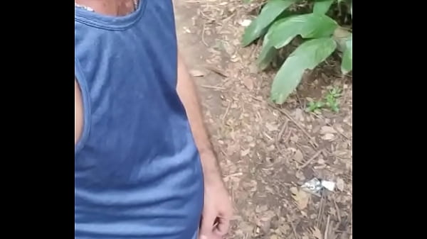 Dando um mij&atilde;o no mato. 