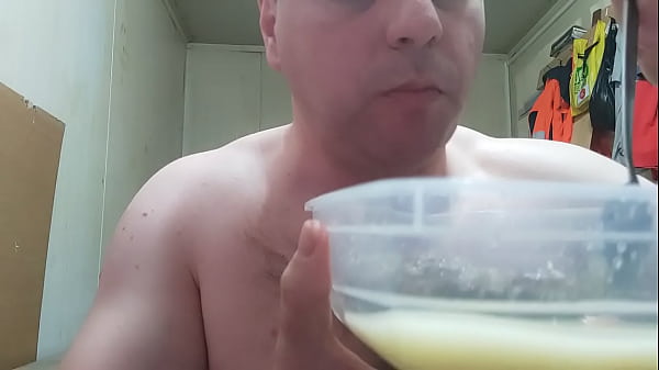 imi place foarte mult sa ma masturbez la webcam  sa imi beau pisatul si sa imi mananc sperma 