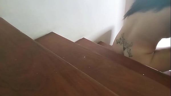Camera pegou a mulher do coroa transando com o porteiro na escada