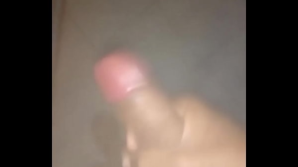 Novinho da rolona preta neg&atilde;o punhetando