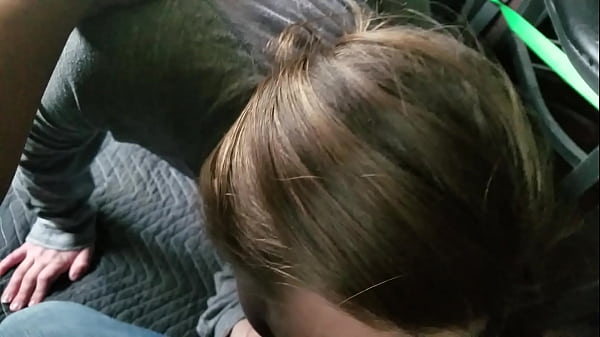 Con mi compa&ntilde;era de trabajo le gusta chupar y tragarla toda antes de ir a casaa