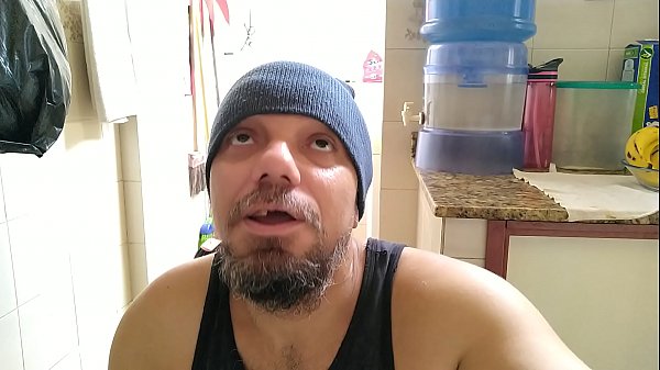 ME EXIBINDO COLOCANDO ROUPAS LAVADAS NO VARAL