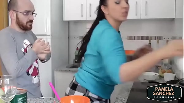Follando en la cocina mientras cocina Pamela y Jesus m&aacute;s videos en la cocina  
