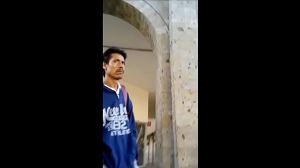 Se&ntilde;or chacal sobandose el paquete