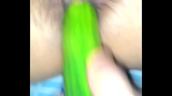 Chọt dưa leo vào l&ocirc;̀n em