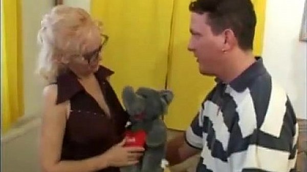 Granny in glasses gets a good fuck