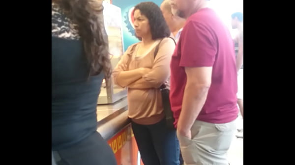 se&ntilde;ora culona haciendo fila