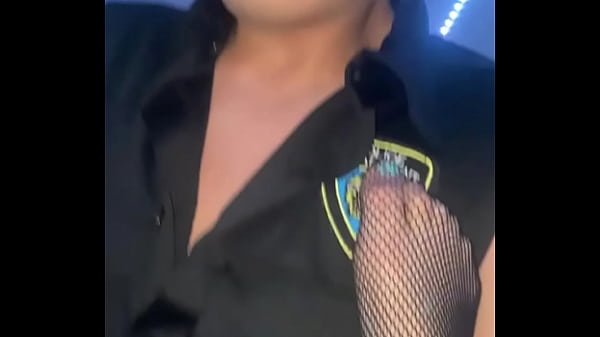 Polic&iacute;a vini&eacute;ndose con tremenda cogida