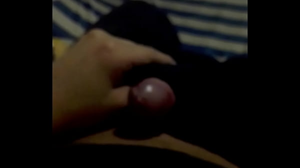 Acariciandome mientras mi prima esta en el ba&ntilde;o