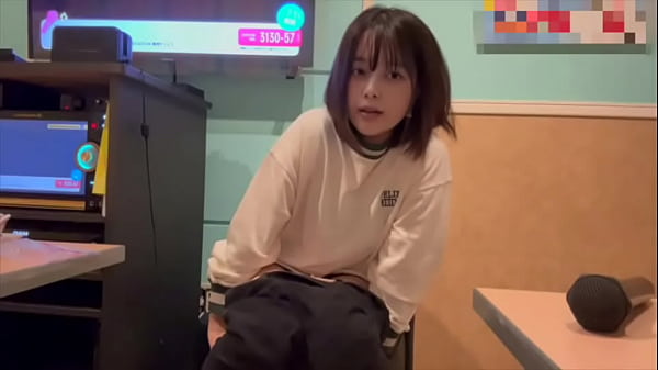 からオケマイクをおまんこに押し当ててオナニーしたら気持ち良すぎて声が出てしまいました&hellip;