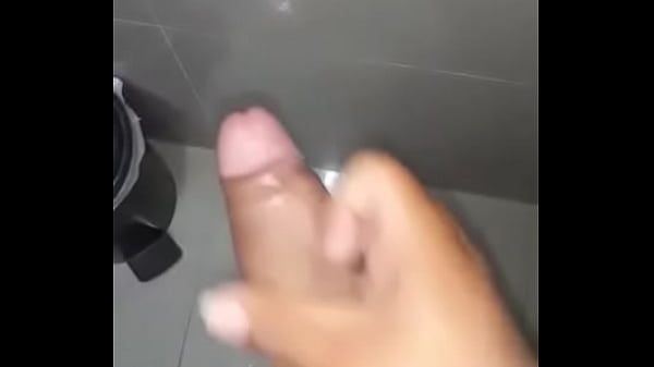 PUNHETA GOSTOSA NO BANHEIRO 