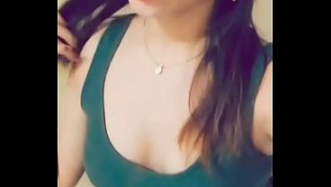 Deja que se corra en sus senos y tambi&eacute;n en su boca  