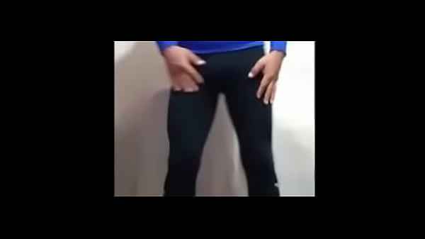 mariana travesti de closed  en tacones altos bailando 