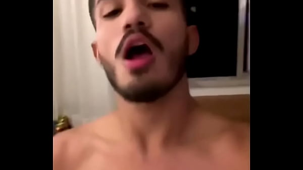 Novinho sentando com vontade de piroca 