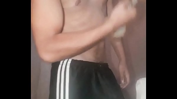 Rola marcando no shorts 