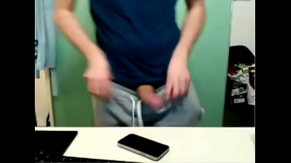 boy novinho batendo punheta