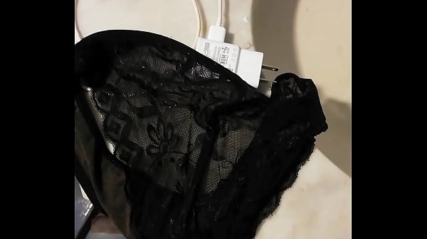 Las tangas de mi cu&ntilde;ada rica haci&eacute;ndome un rica chaquetita--my slut sister-in-law panties  