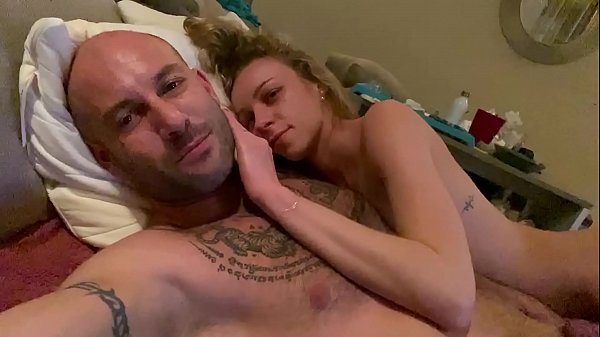 Jeune fille se fait remplir sa petite chatte pendant le confinement du Covid19 !  