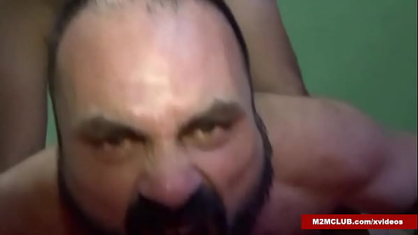 Macho iberico follando zorra a pelo