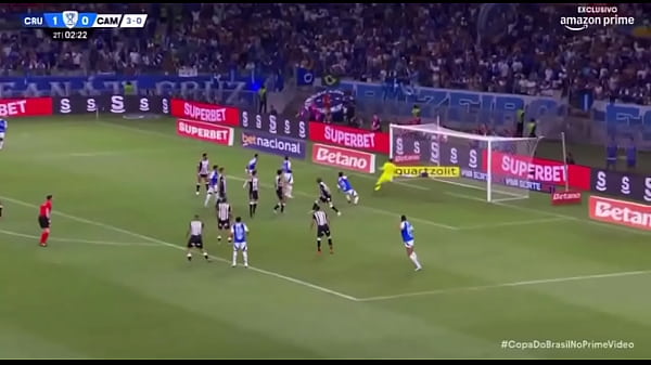 Kaio fazendo o galo de galinha  