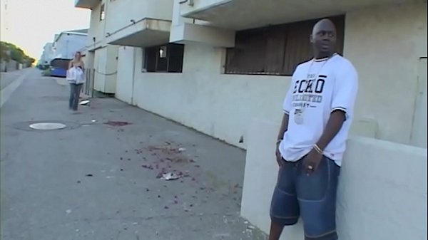 Il voudrait une baise blanche, mais sa voisine doit acquiescer ... avec ses grosses cloches, elle peut sortir avec classe  