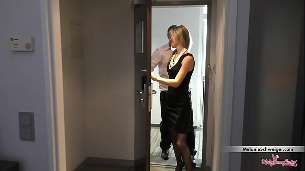 Schulungsleiterin nach Firmentraining im Hotel durchgefickt und Creampie