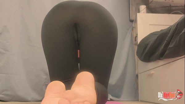 Инструктор по йоге трахается с одним из ее учеников 