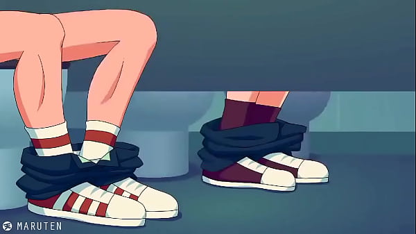 Dos chicos se masturb&aacute;n en los ba&ntilde;os