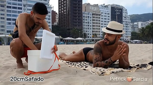 Popsicle seller fucking the beach customer 