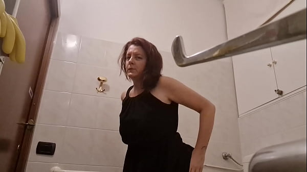 La tua milf italiana si registra mentre fa la pipi nei cessi pubblici tutti sporchi