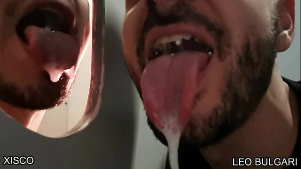 XISCO Y LEO BULGARI DISFRUTANDO DEL GLORY HOLE MAMADA HASTA EL FINAL CON CORRIDA  