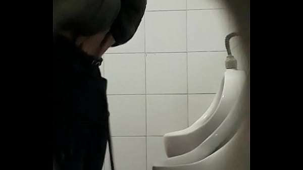 hetero meada gay ba&ntilde;o facu  