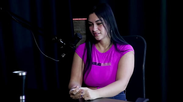 Safada demostra o seu boquete, tem os peitos chupados depois de dizer que o plug acabou entrando no seu cu e foi contratada pra mijar enquanto o cliente ficava na punheta - Angel Baronesa (SHEER/RED)