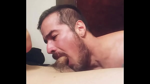 Nerd relaxando enquanto &eacute; chupado  