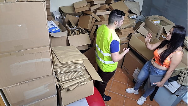 La sexy jefa diosa latina pilla a un empleado hablando por tel&eacute;fono