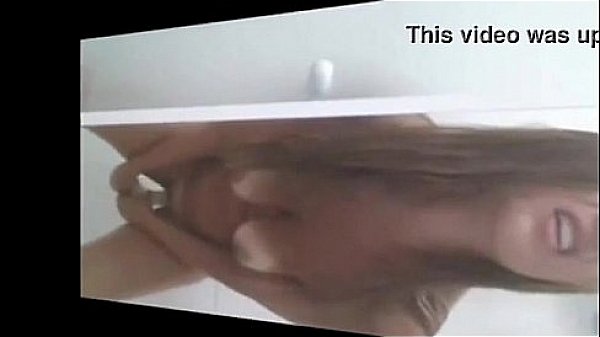 Novinha masturbando no banho