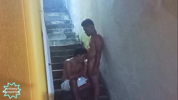 Zedroguinha macetando o novinho no escad&atilde;o 